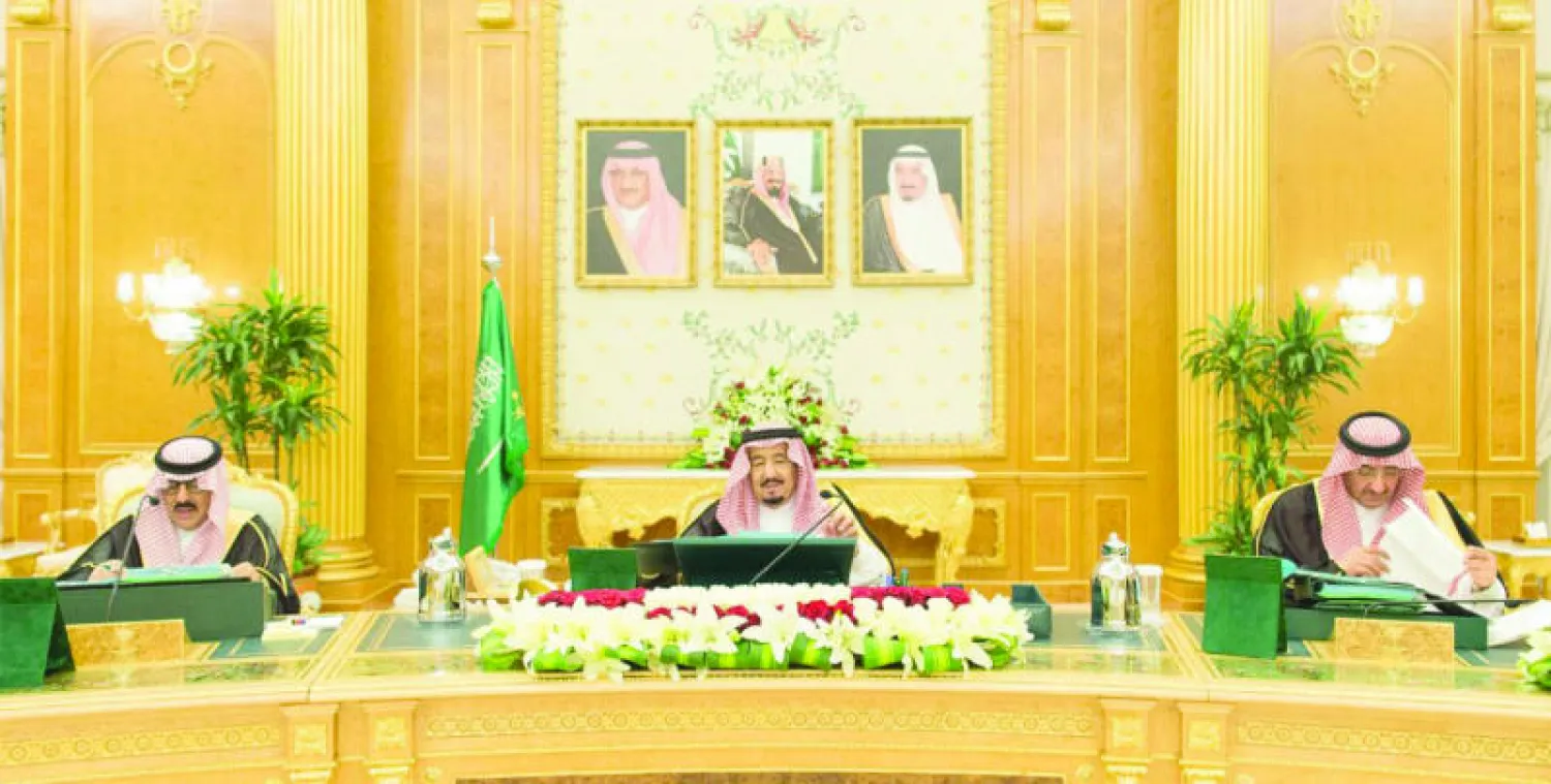 خادم الحرمين الشريفين الملك سلمان بن عبد العزيز لدى ترؤسه جلسة مجلس الوزراء.. ويبدو الأمير محمد بن نايف ولي العهد السعودي أمس (واس)