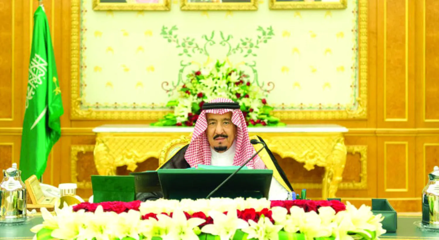الملك سلمان بن عبد العزيز أثناء ترؤسه جلسة مجلس الوزراء التي عقدت في مدينة الرياض أمس (واس)