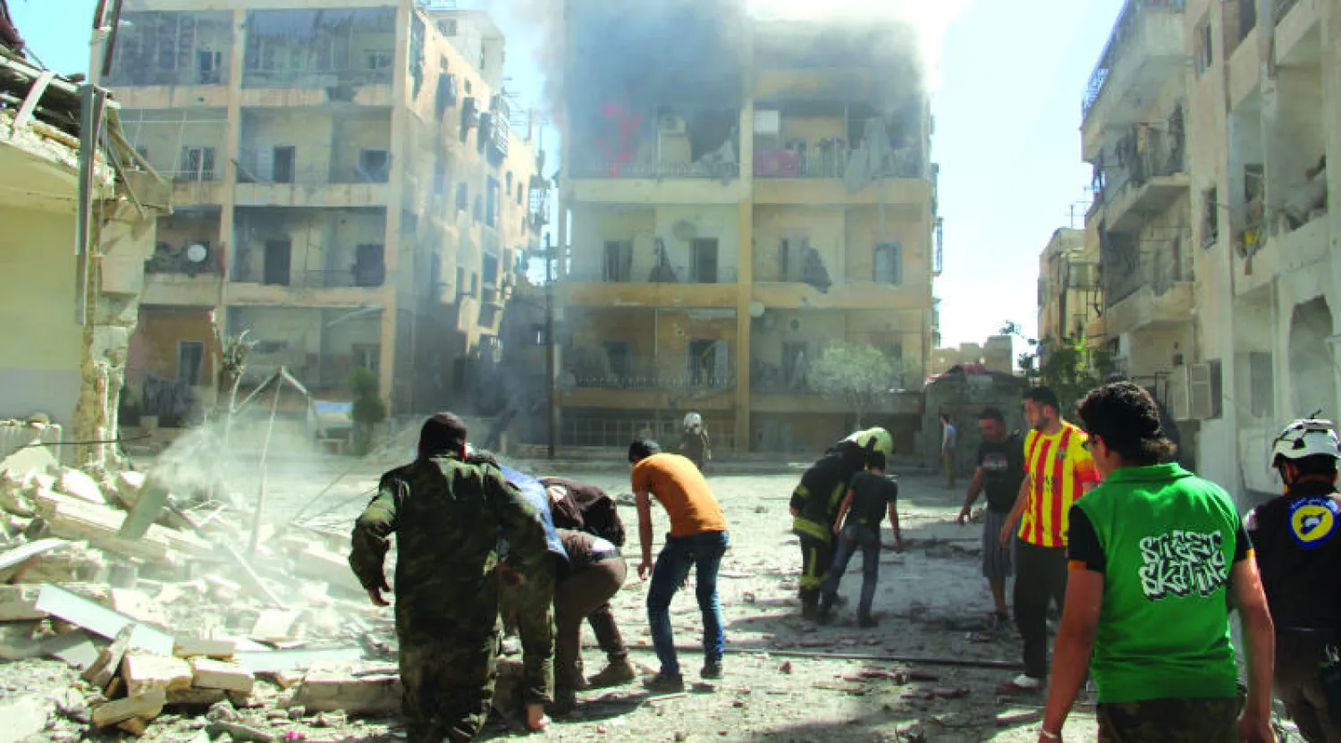 رجال مطافىء سوريون يحاولون إطفاء حريق نجم عن قنابل ألقتها طائرات روسية على حي سيف الدولة في حلب ({غيتي})