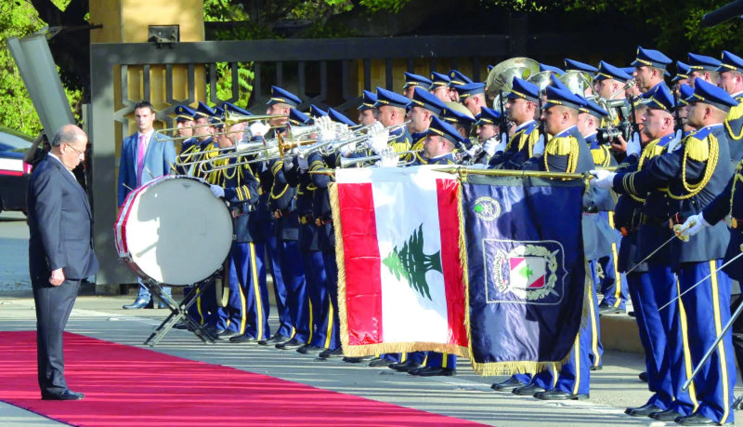 العماد ميشال عون يستعرض، بعد انتخابه رئيساً للبنان، حرس الشرف في القصر الرئاسي ببعبدا أمس (إ.ب.أ)
