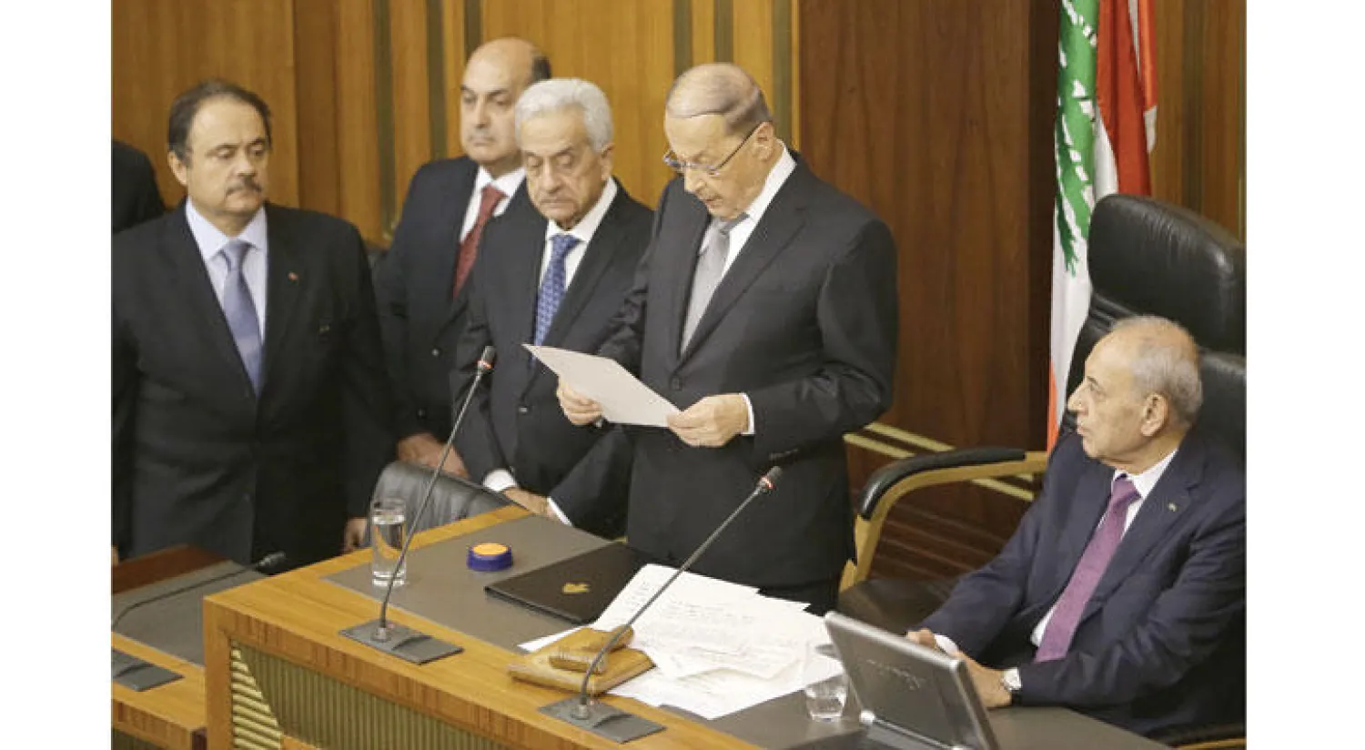 الرئيس اللبناني المنتخب ميشال عون يلقي كلمة بعد انتخابه من قبل البرلمان اللبناني ويبدو رئيس البرلمان نبيه بري (إ.ب.أ)