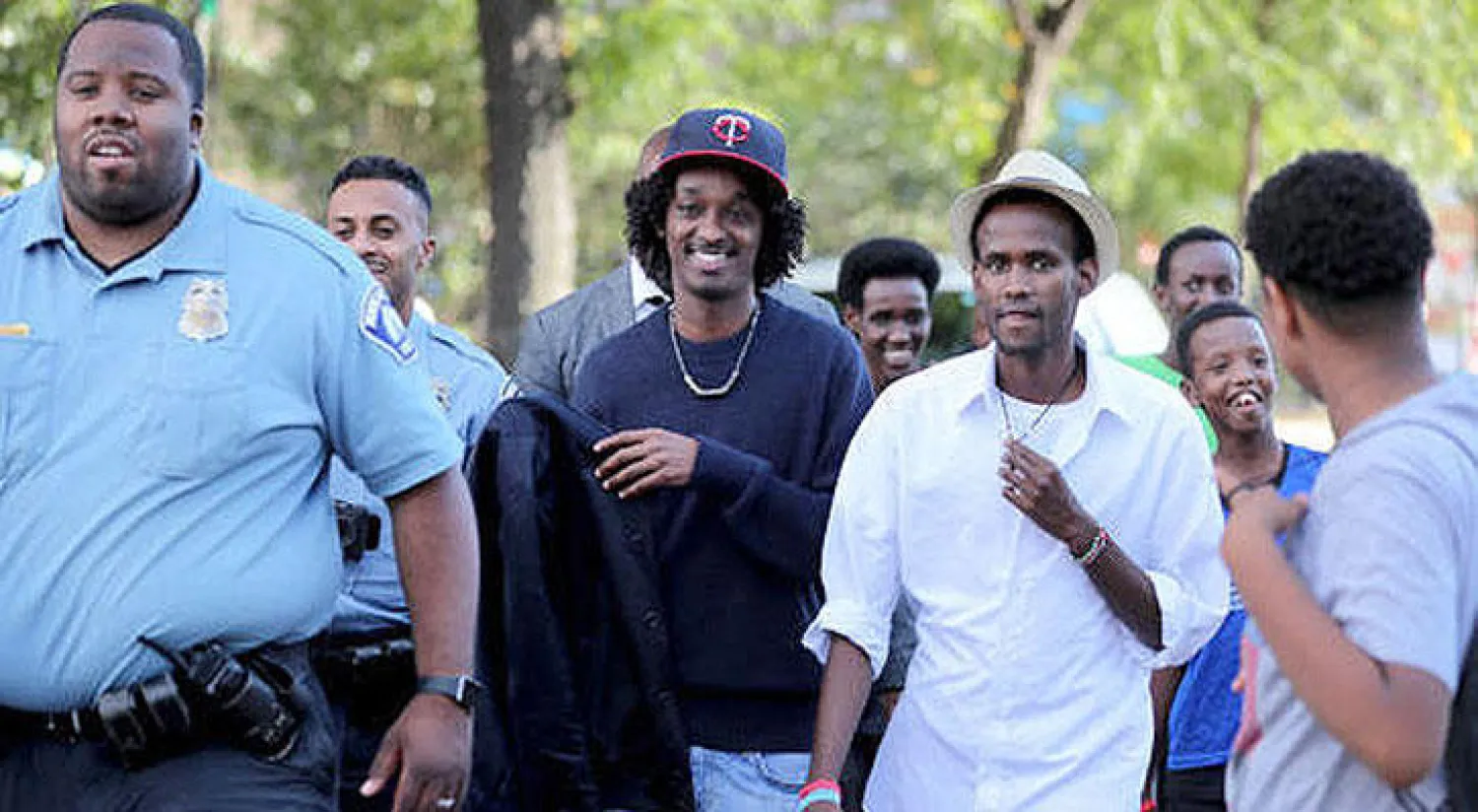 مغني الراب الكندي من أصل صومالي كنعان مع بعض محبيه