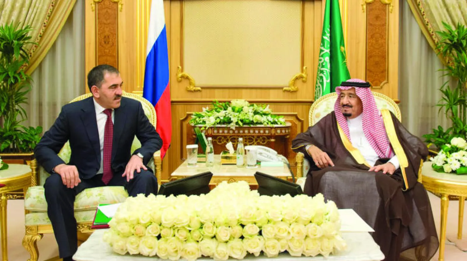 الملك سلمان بن عبد العزيز والرئيس الأنغوشي يونس بيك بفكوروف خلال جلسة المباحثات الرسمية (واس)