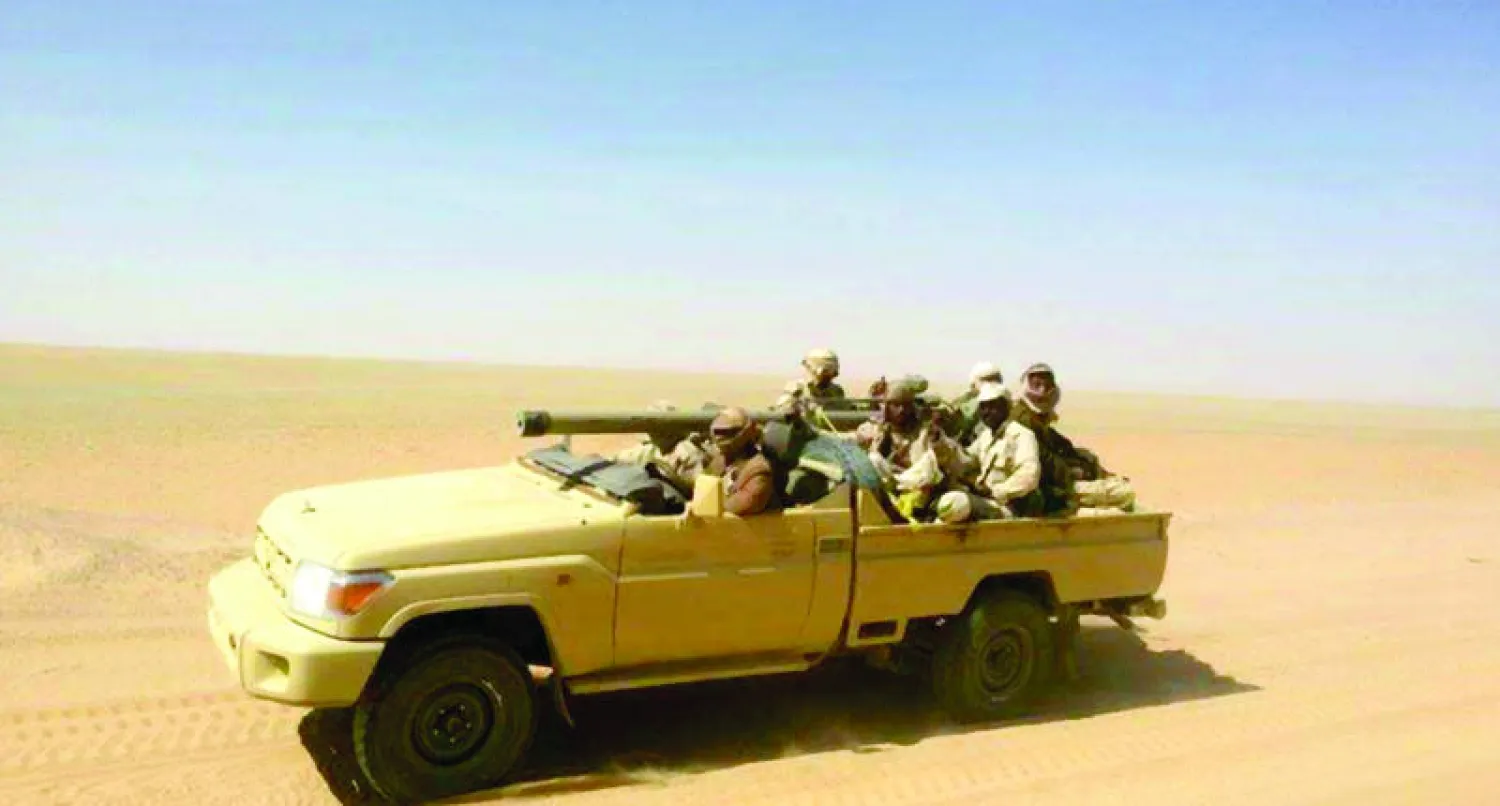 مقاتلون من الجيش والمقاومة في صحراء بيحان بمحافظة شبوة اليمنية («الشرق الأوسط»)