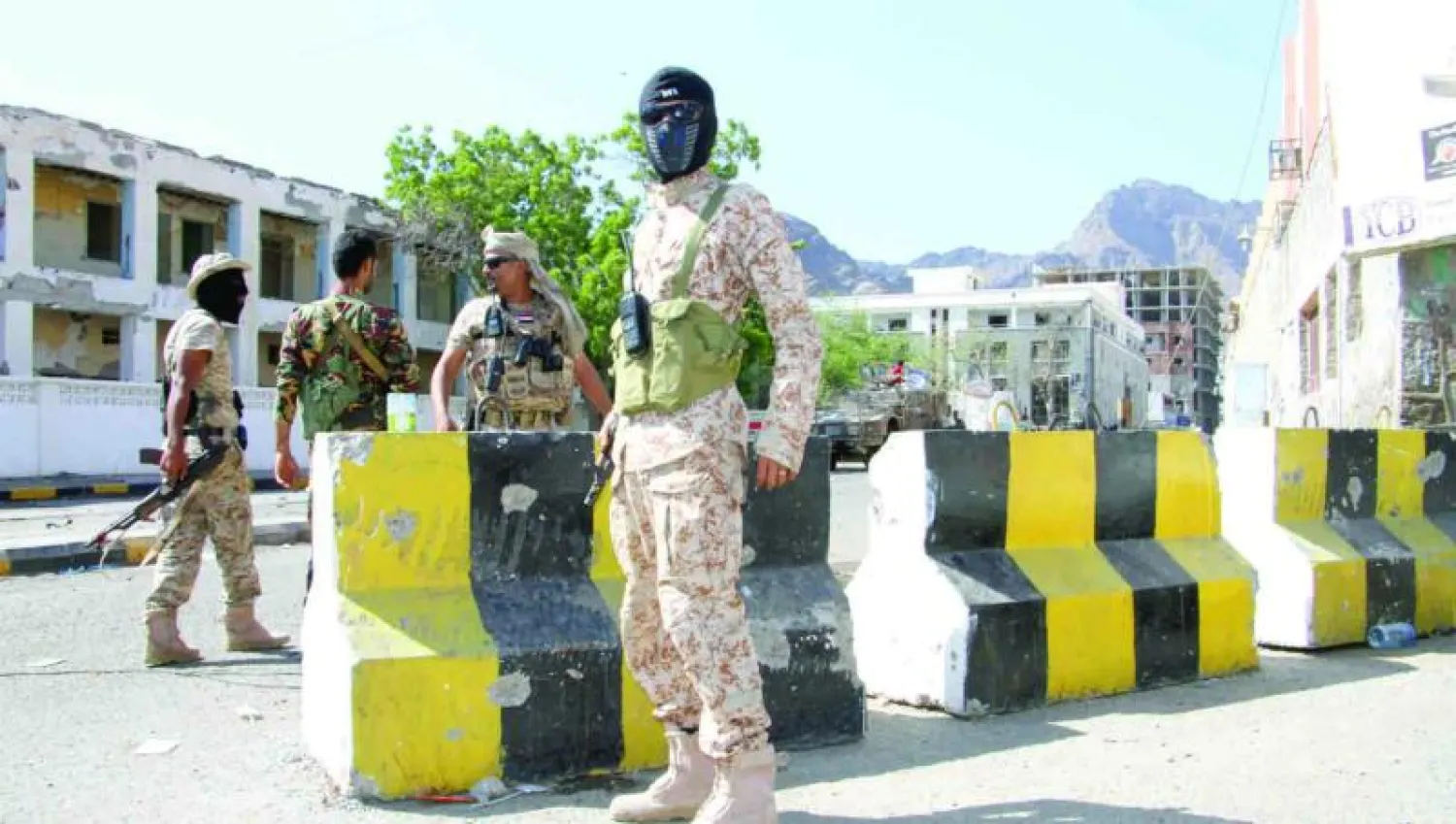 عناصر أمن قرب البنك المركزي في عدن (أ.ف.ب)