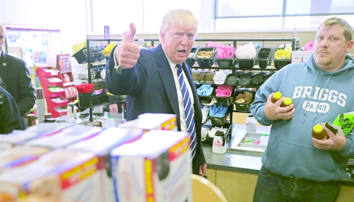 المرشح الجمهوري دونالد ترامب خلال توقفه في محطة استراحة في طريقه إلى بنسلفانيا أمس (أ.ف.ب)