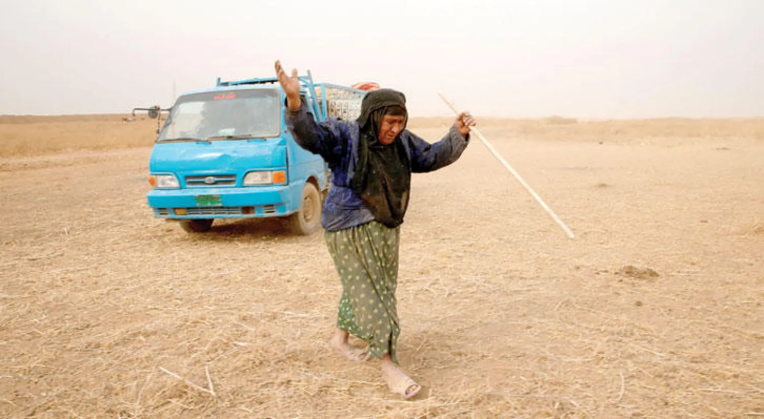 عجوز عراقية بعد فرارها أمس من قرية «أبو جربوعة» قرب الموصل الخاضعة لسيطرة داعش (رويترز)