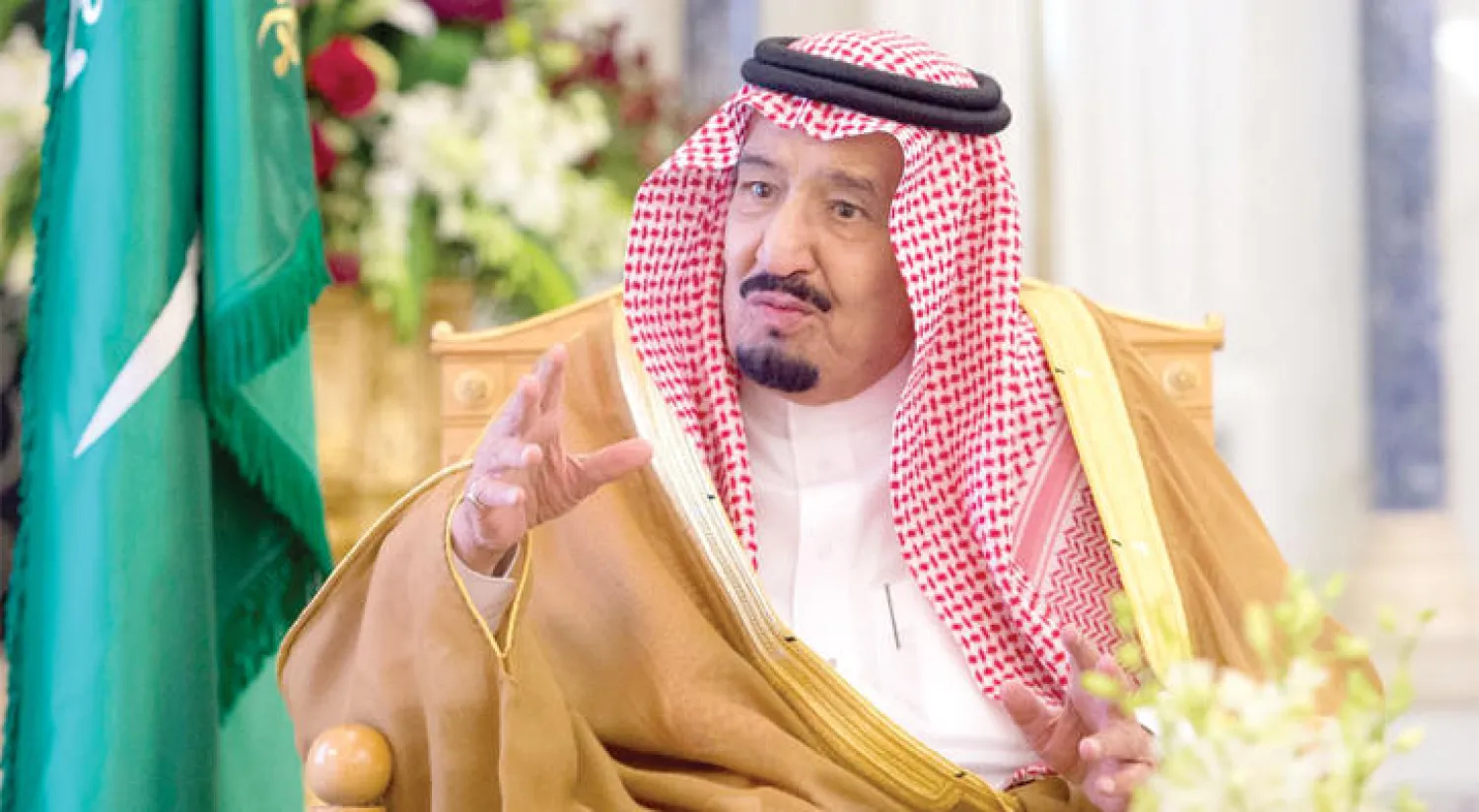 خادم الحرمين الشريفين الملك سلمان بن عبد العزيز خلال لقائه بمسؤولي ديوان المراقبة العامة أمس (واس)