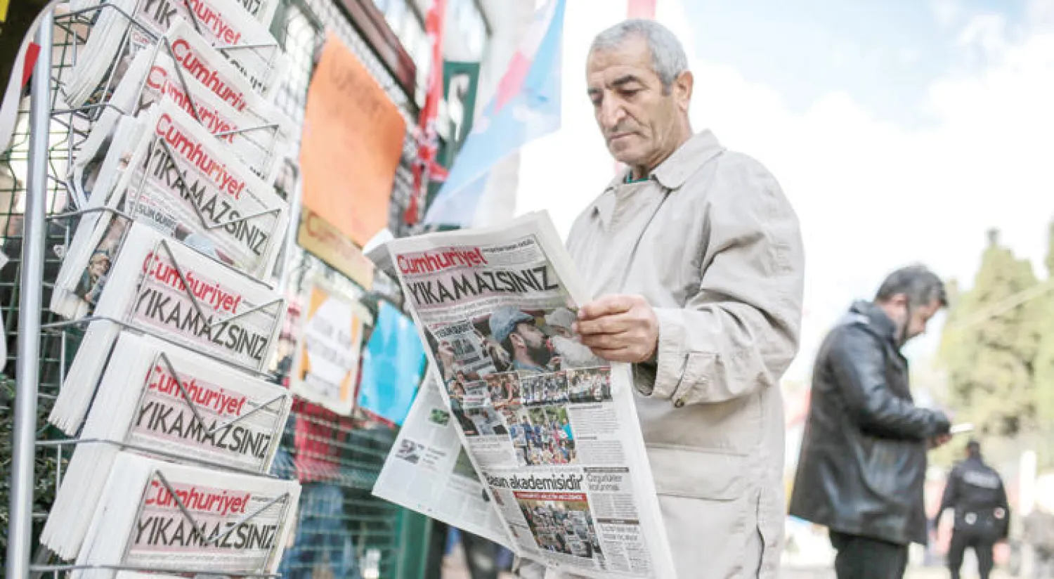 تركي يطالع نسخة من صحيفة «الجمهورية» في إسطنبول (أ.ف.ب)