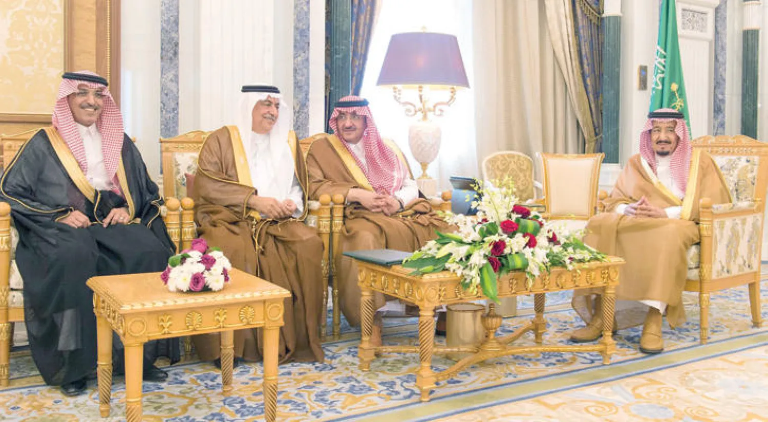 خادم الحرمين الشريفين الملك سلمان بن عبد العزيز لدى استقباله في مكتبه بقصر اليمامة أمس الدكتور إبراهيم العساف ومحمد الجدعان لأداء القسم أمامه بحضور الأمير محمد بن نايف ولي العهد.. جاء هذا بعدما صدر أمر ملكي بتعيين العساف وزير دولة عضوًا بمجلس الوزراء والجدعان وزيرًا للمالية (واس)