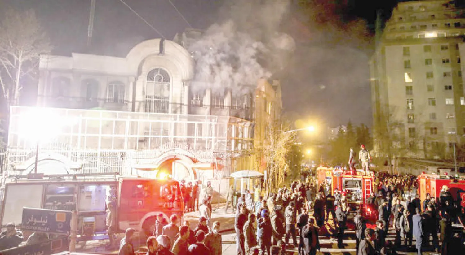 السفارة السعودية في طهران بعد لحظات من مهاجمتها من قبل عناصر الباسيج في 2 يناير الماضي (أ.ب)