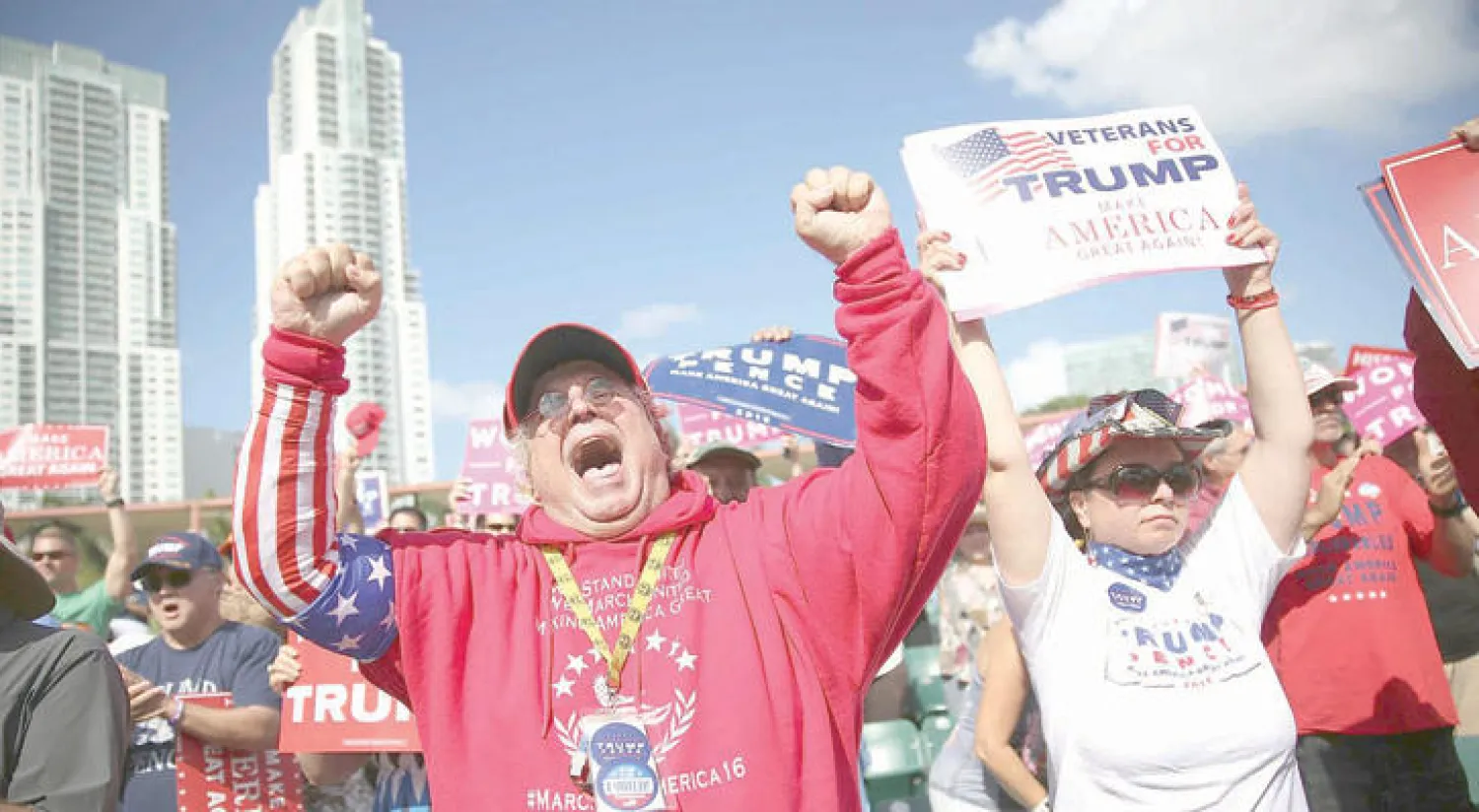 أنصار المرشح الجمهوري دونالد ترامب يشاركون في فعالية انتخابية بفلوريدا أمس (أ.ف.ب)