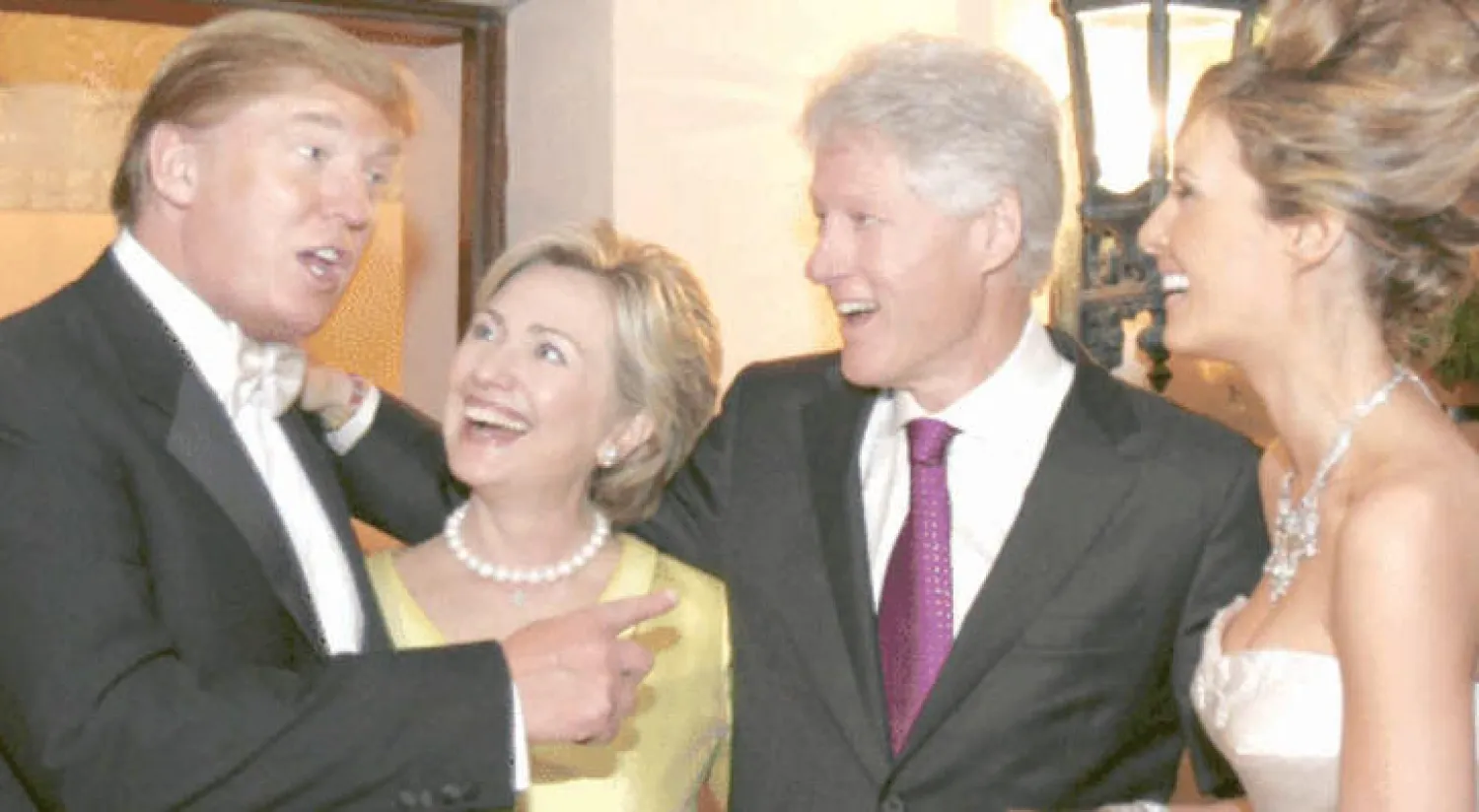 صورة نشرتها «واشنطن بوست» لحضور بيل وهيلاري كلينتون زواج دونالد وميلانيا ترامب عام 2005 (واشنطن بوست)