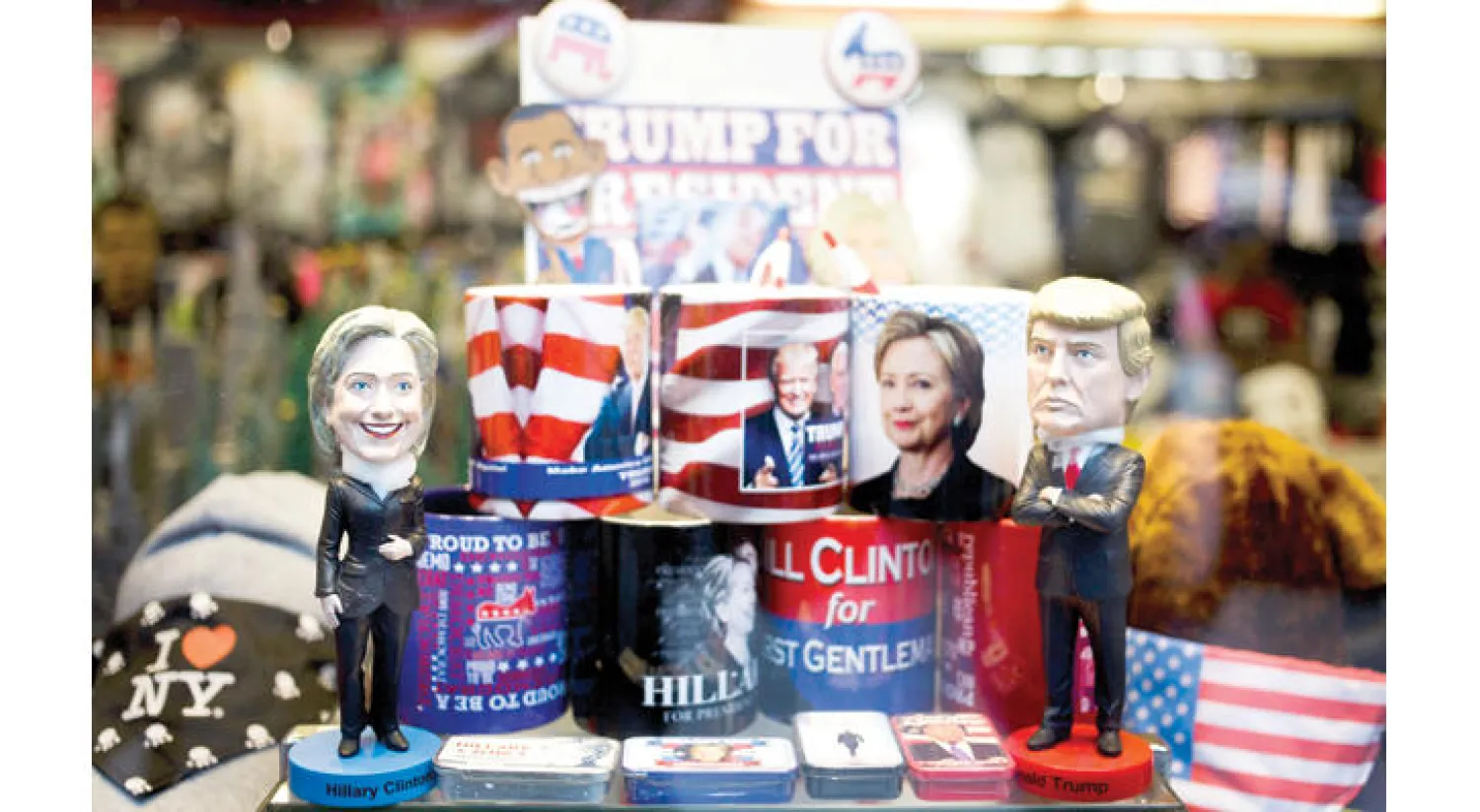 متجر في نيويورك يبيع أكوابًا وملصقات انتخابية (إ.ب.أ)