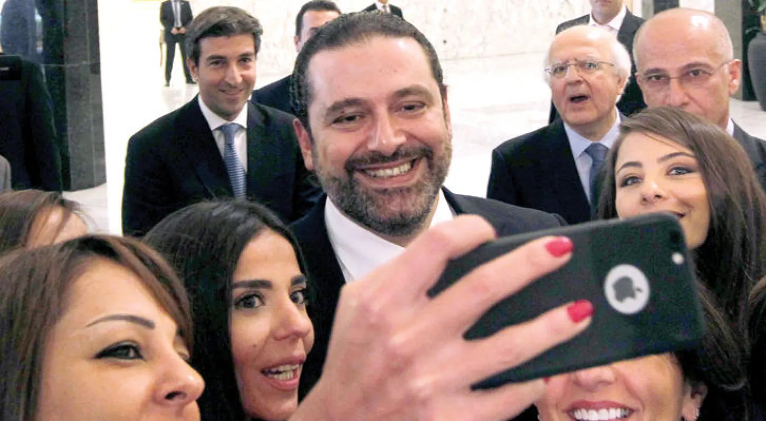 رئيس الوزراء اللبناني المكلف سعد الحريري في صورة «سيلفي» مع الصحافيين بقصر الرئاسة يوم تكليفه بتشكيل الحكومة الجديدة (رويترز)
