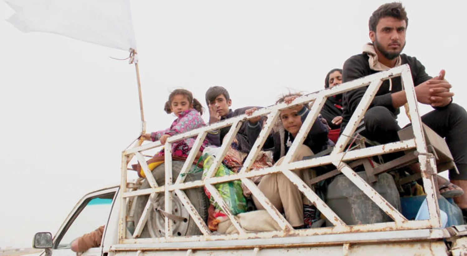 نازحون موصليون قادمون من بلدة بازوايا التي حررتها قوات مكافحة الإرهاب العراقية أمس («الشرق الأوسط})