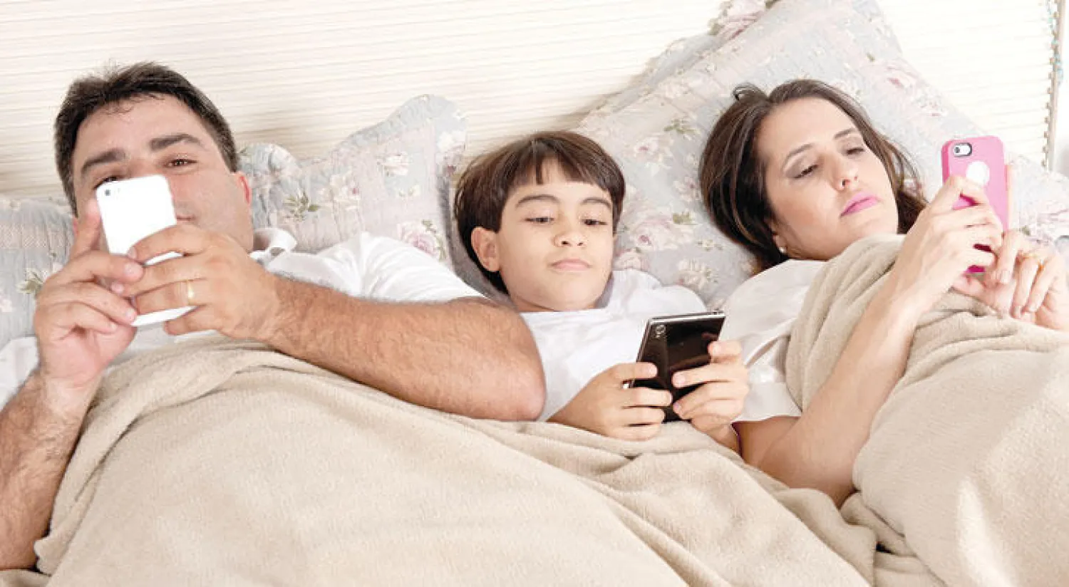 انشغال الآباء بالتكنولوجيا يؤثر على علاقتهم بالأطفال