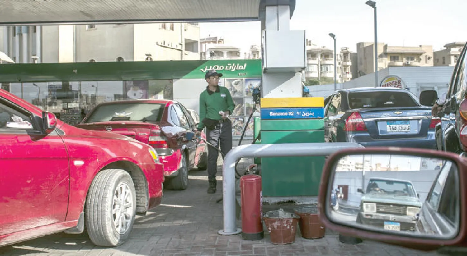 تزاحم بمحطات الوقود بالعاصمة المصرية القاهرة بعد رفع أسعار البنزين والسولار أول من أمس (أ.ف.ب)