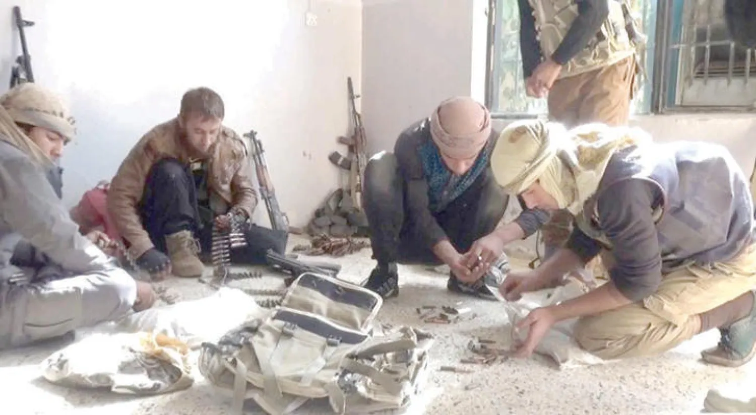 عناصر من «داعش» يجهزون الذخائر قبل تنفيذ عملياتهم الإرهابية  («الشرق الأوسط»)