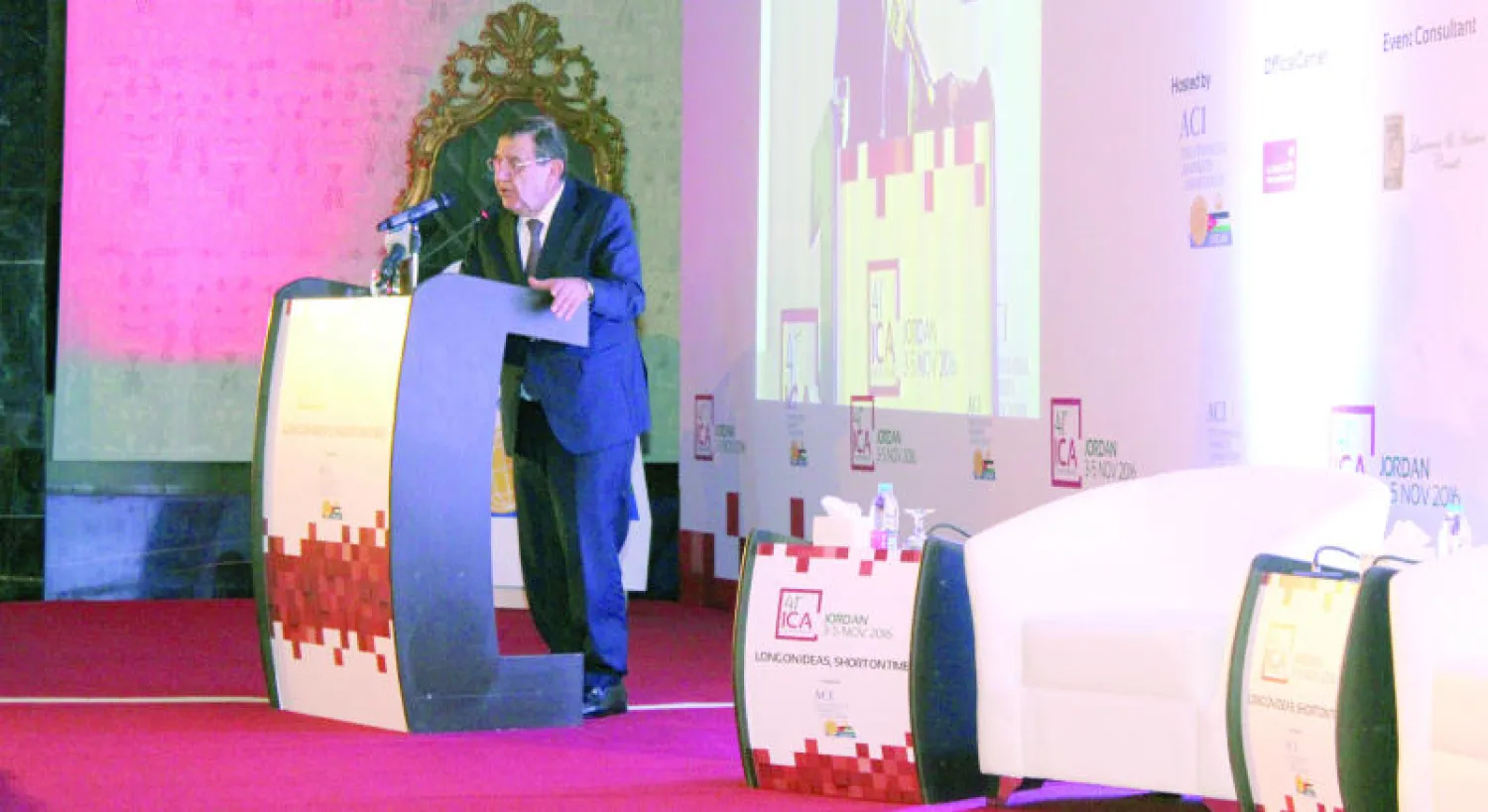 محافظ البنك المركزي الأردني زياد فريز يلقي كلمته أمام المؤتمر في منطقة البحر الميت أمس (بترا)