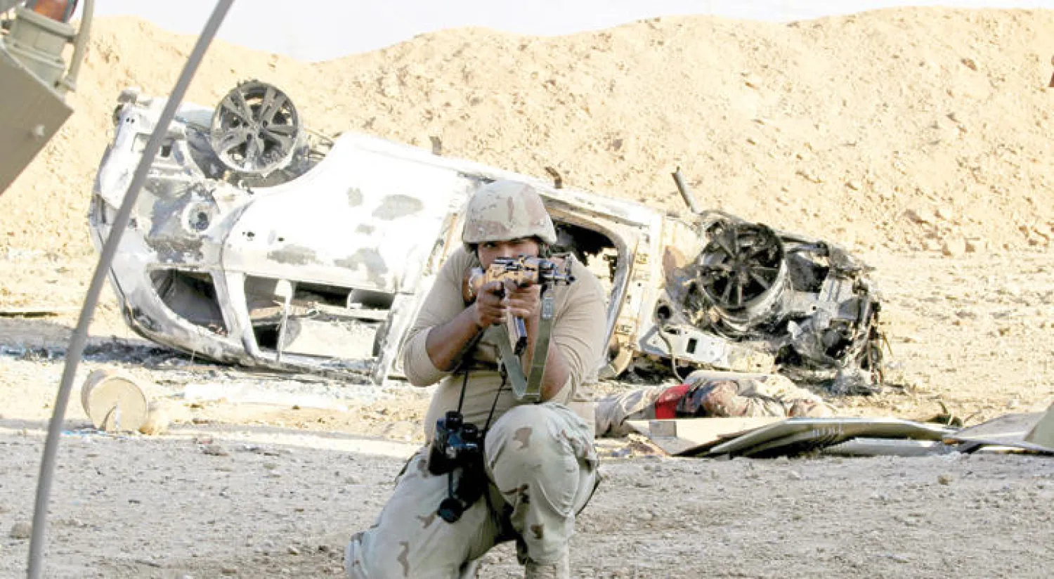 جندي عراقي يصوب بندقيته نحو هدف لـ«داعش» خلال معارك في الجانب الأيسر من الموصل أمس (رويترز)