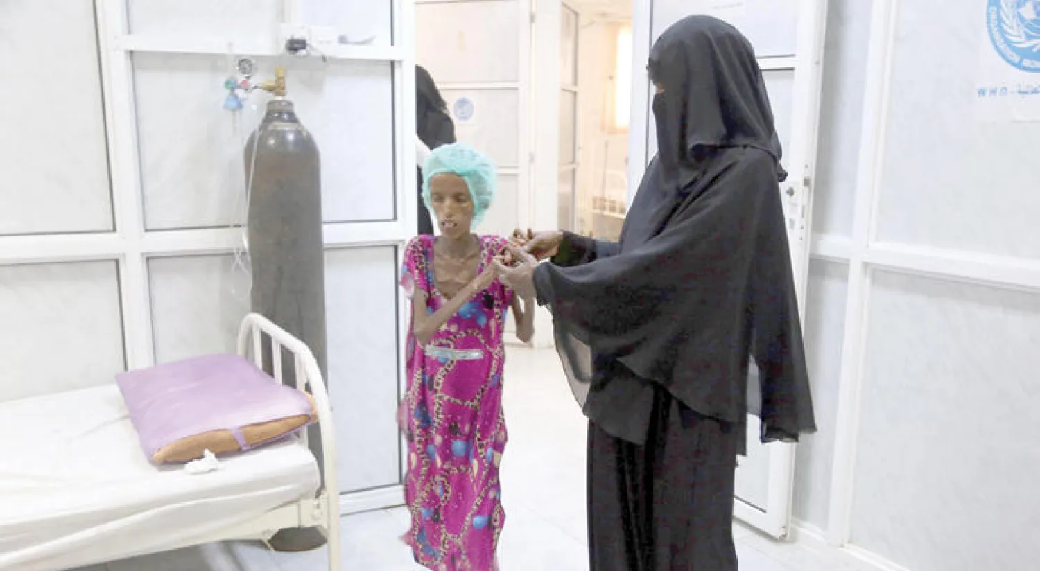 فتاة تعاني من الجوع في إحدى مصحات الحديدة غرب اليمن (أ.ف.ب)