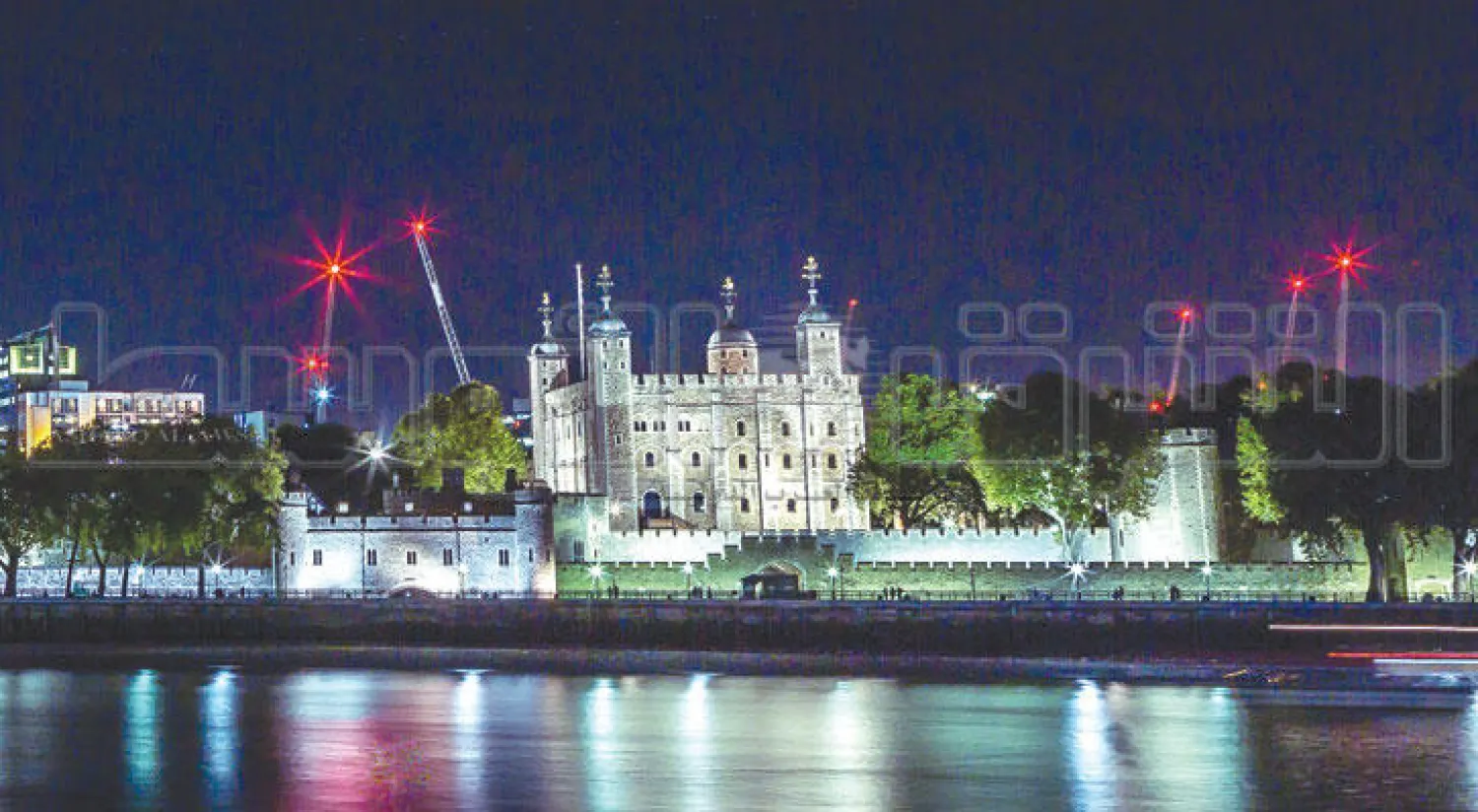 لقطة لبرج لندن أثناء الليل (تصوير : جيمس حنا)