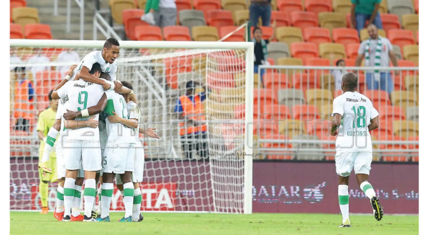 لاعبو الأهلي يحتفلون بهدف السومة في مرمى الوحدة (تصوير: عدنان مهدلي)