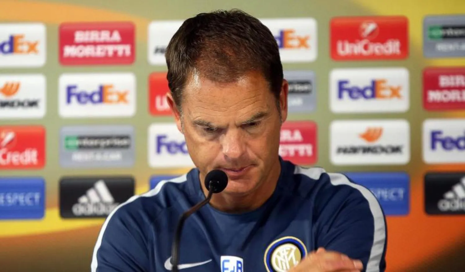 الهولندي فرانك دي بوير في مؤتمر صحافي خلال تدريبه للإنتر - أونلاين