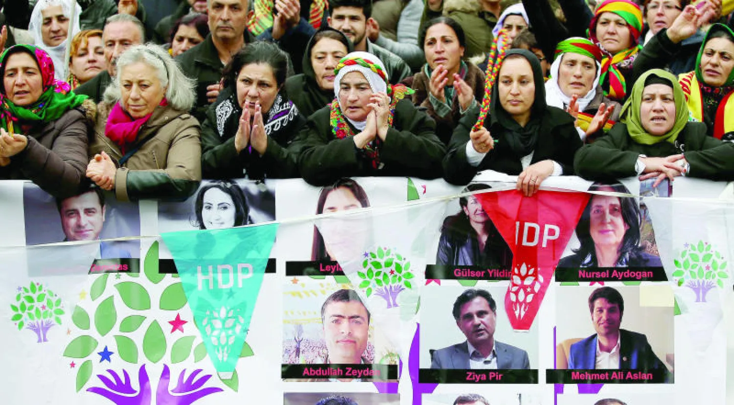 أكراد يتظاهرون في كولون بألمانيا ضد اعتقال أعضاء المعارضة البرلمانية من قبل السلطات التركية (إ.ب.أ)