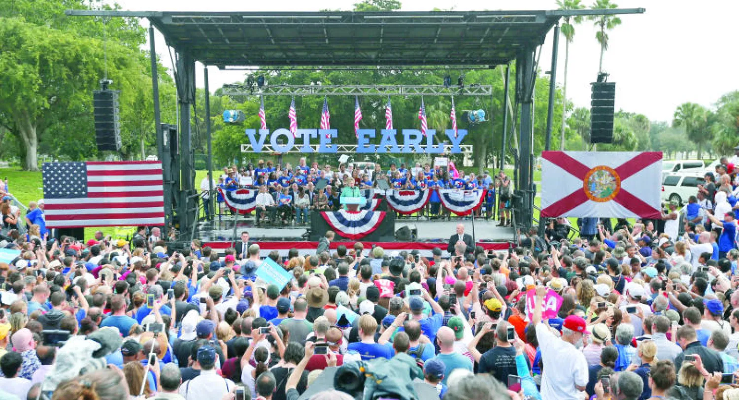 مؤيدو الحزب الديمقراطي يستمعون إلى هيلاري كلينتون في فيلاديلفيا أمس (أ.ب)