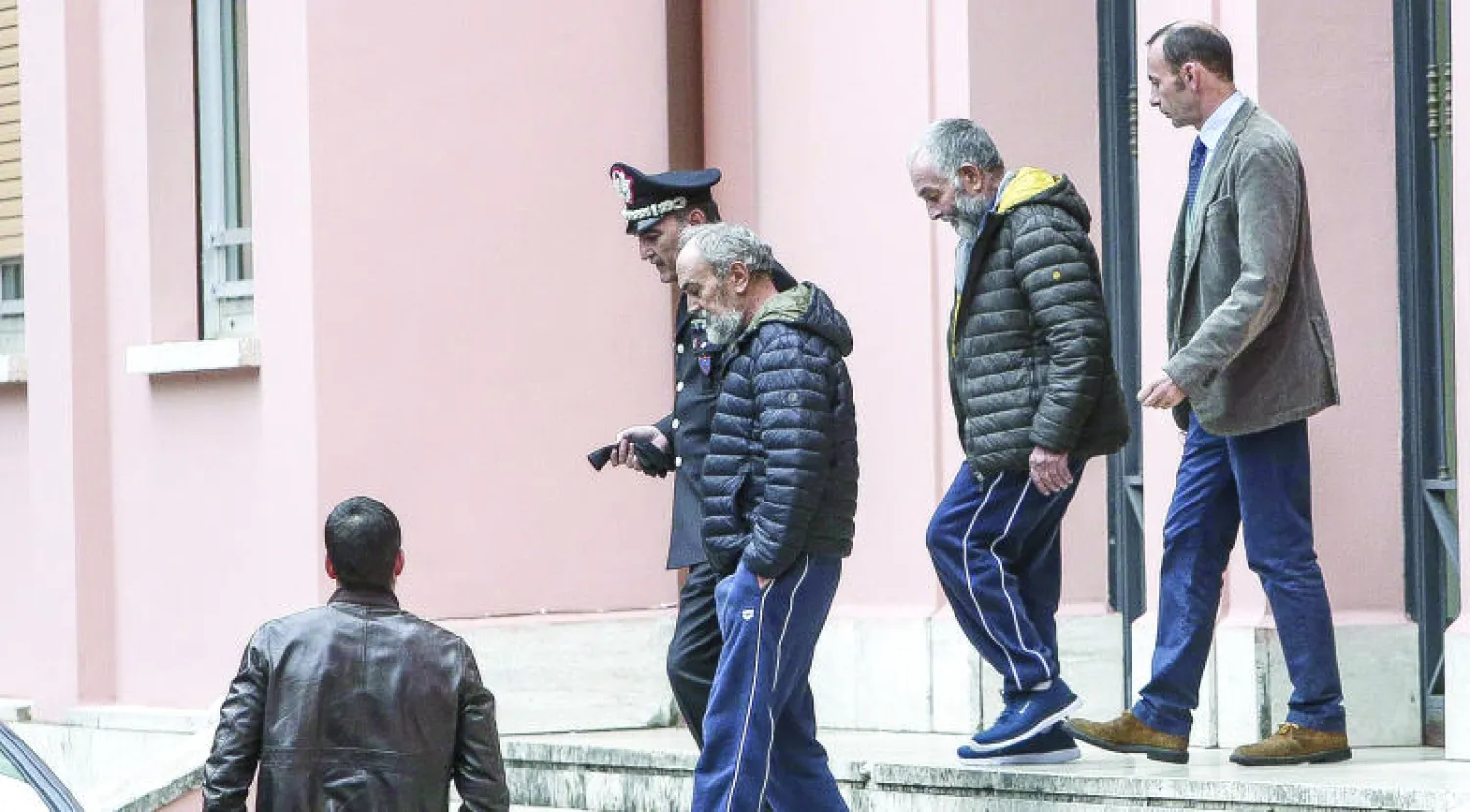 مواطنان ايطاليان تم تحريرهما من ليبيا مؤخرا لدى خروجهما من قسم الشرطة في روما أمس بعد أن أدليا بأقوالهما عن فترة اختطافهما (أ.ب)