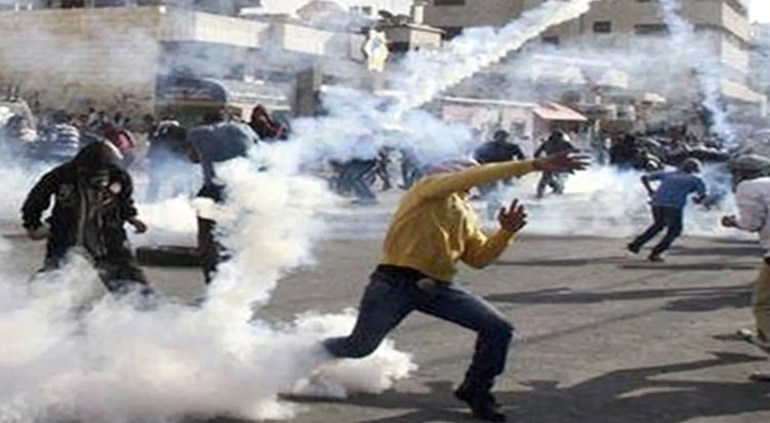 إصابة عشرات الفلسطينيين باختناق بمواجهات مع قوات الاحتلال الإسرائيلية بالضفة الغربية
