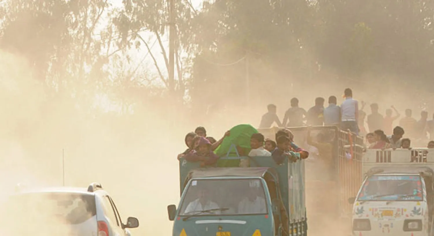 نيودلهي تحارب «الغبار» بغمر الطرقات بالمياه