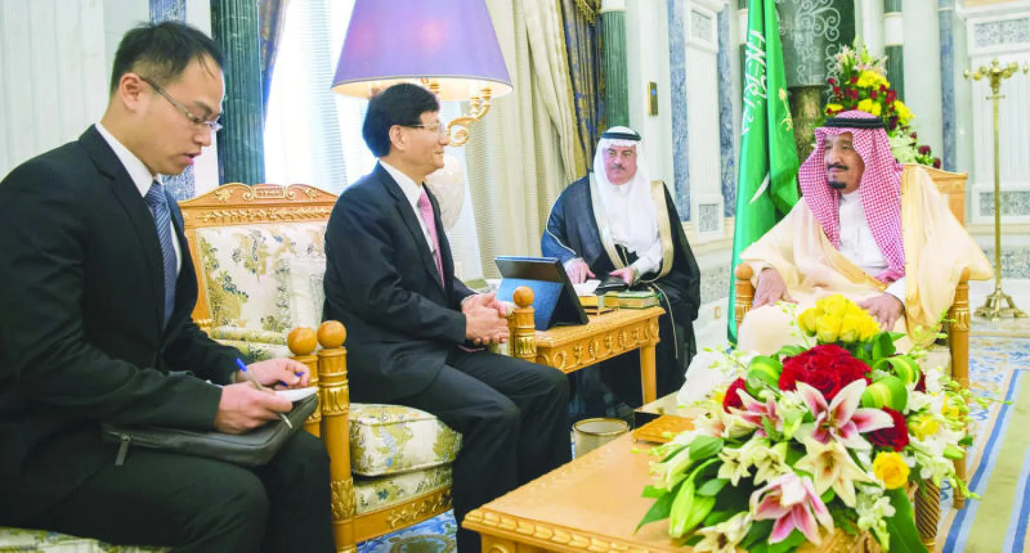 الملك سلمان بن عبد العزيز خلال لقائه المبعوث الصيني (واس)