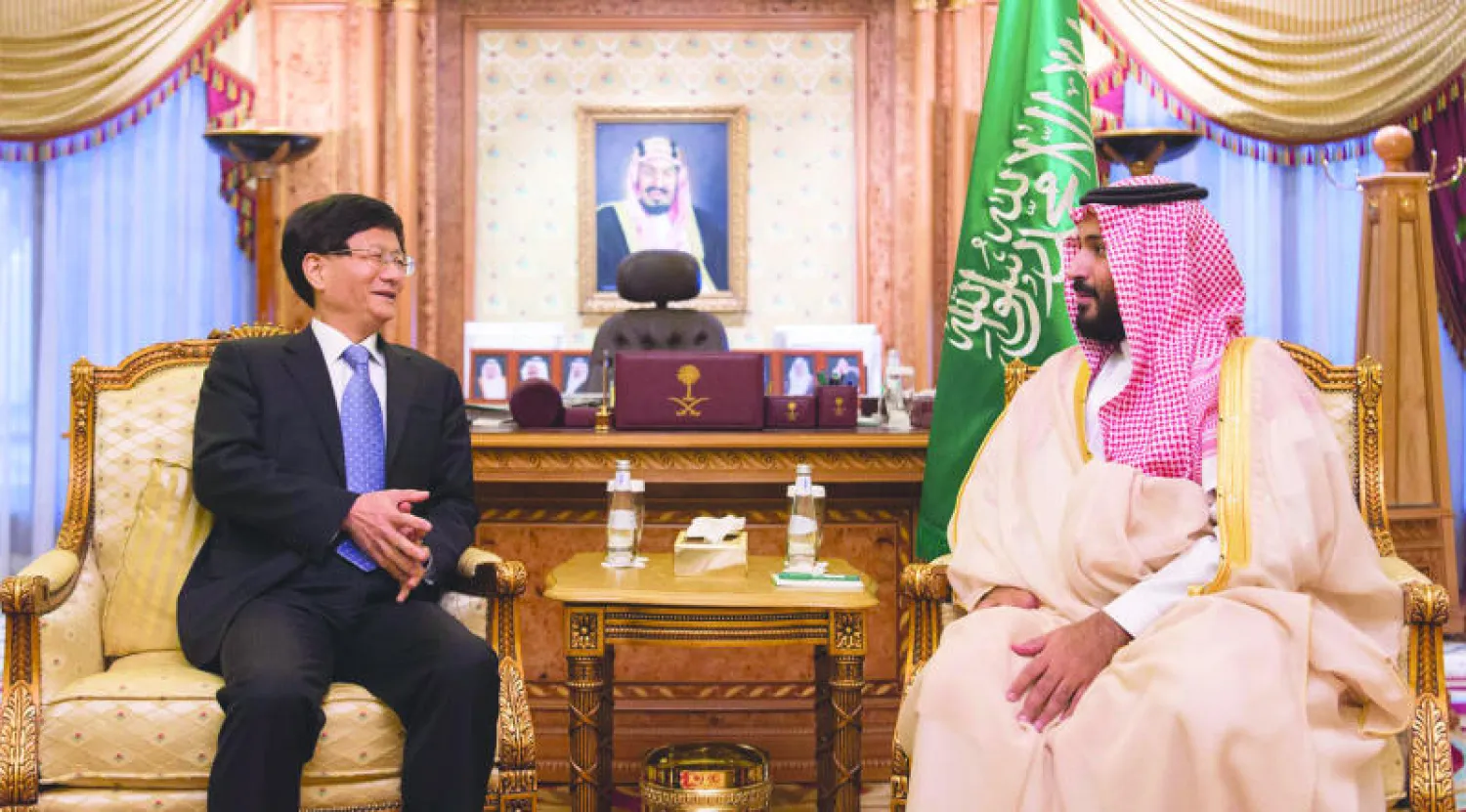 الأمير محمد بن سلمان لدى لقائه المبعوث الخاص للرئيس الصيني في الرياض أمس (واس)