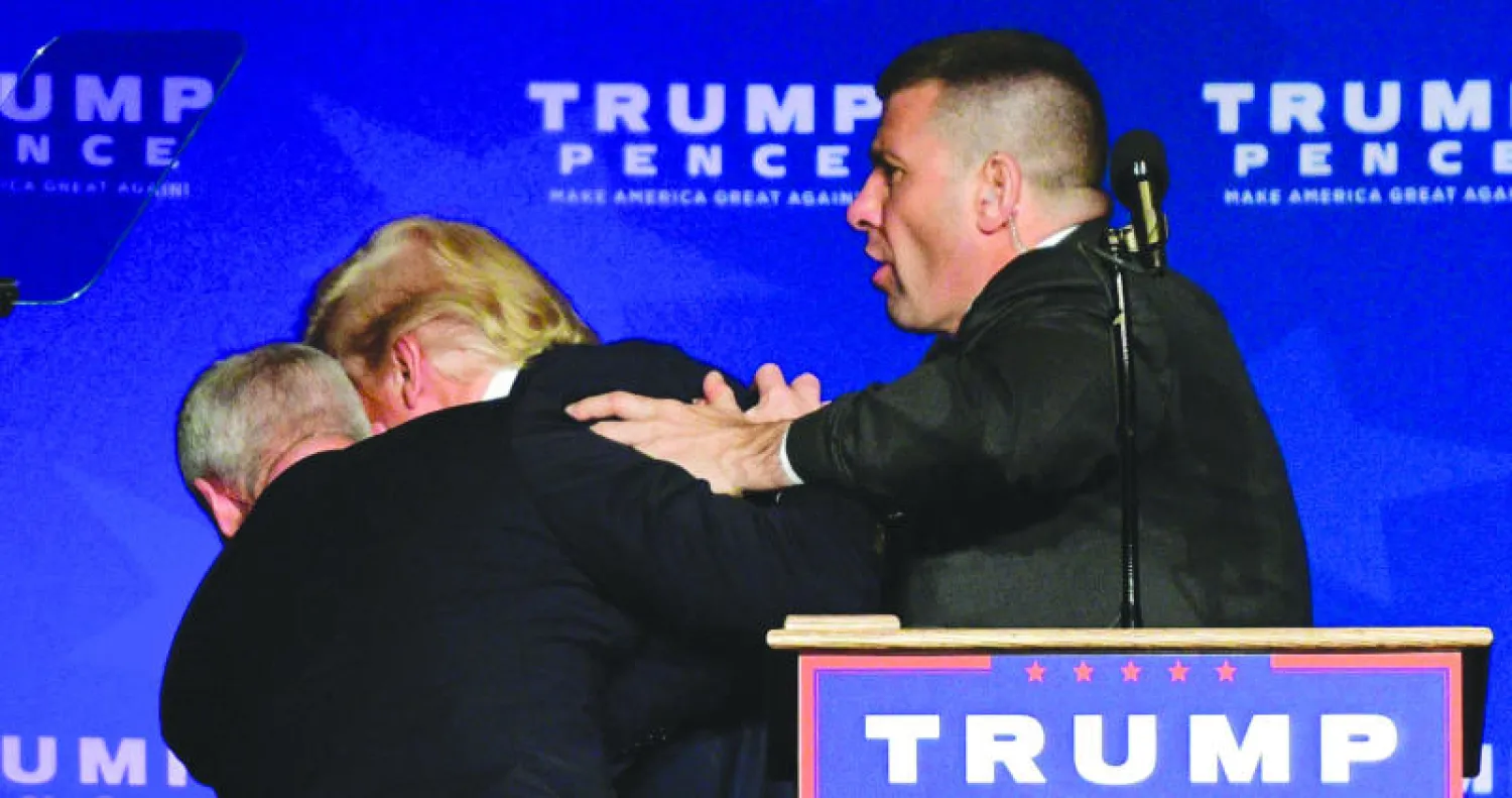 الشرطة السرية تجلي دونالد ترامب من المسرح بعد رصدها تهديدا لأمنه بنيفادا أول من أمس (رويترز)