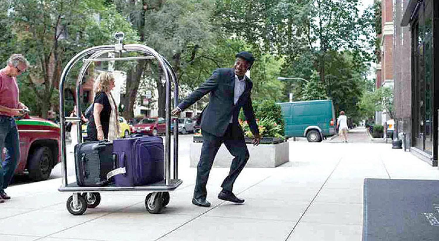 هناك كثير من الحيل في جعبة أي بواب جيد للفنادق