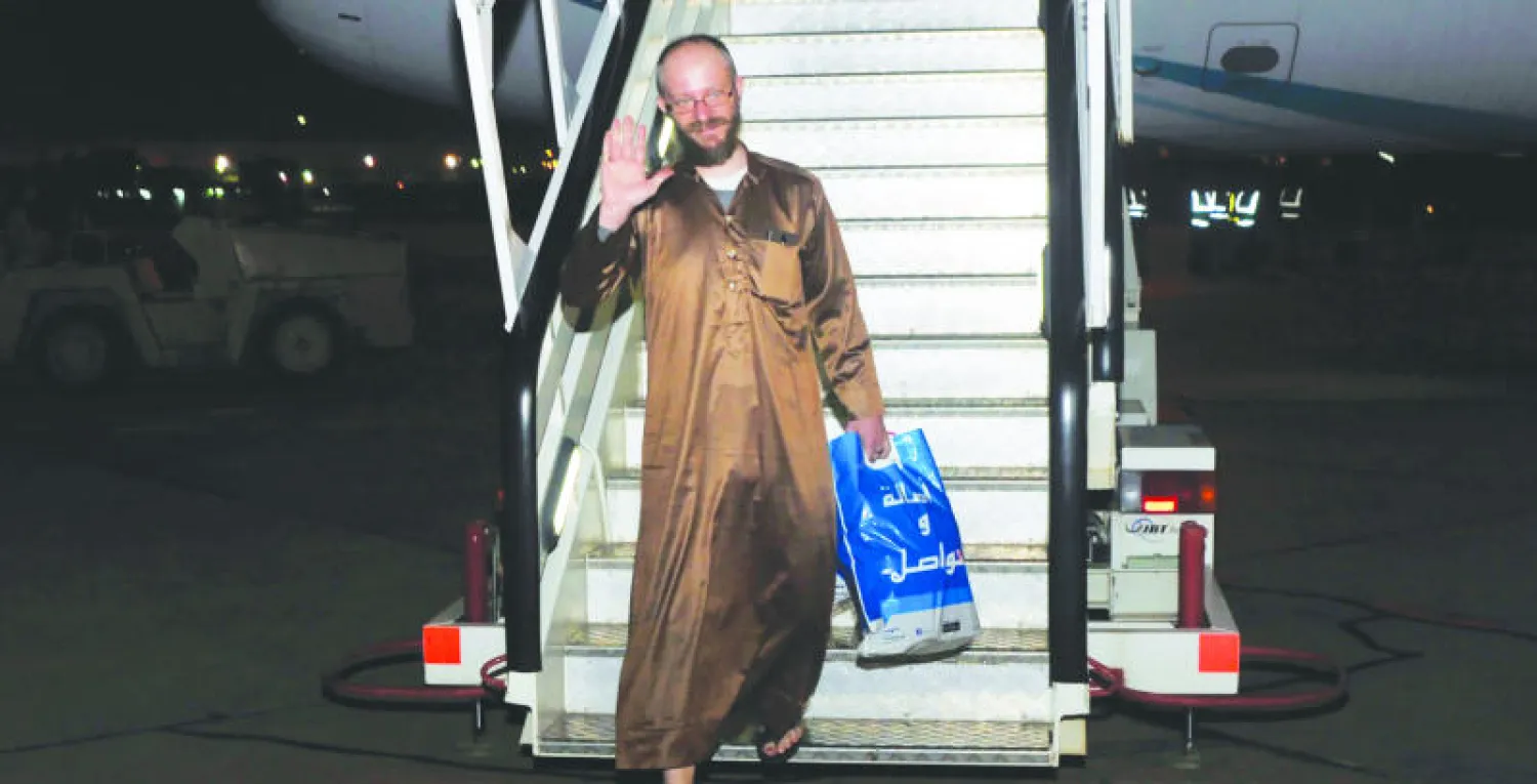 المحتجز الأميركي لدى وصوله إلى مسقط قادمًا من صنعاء (أ.ف.ب)