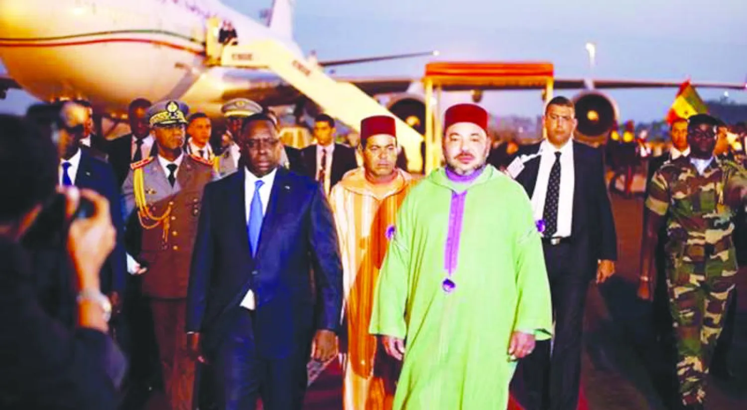 العاهل المغربي لدى وصوله إلى دكار مساء أول من أمس حيث وجد في استقباله الرئيس ماكي صال (ماب)