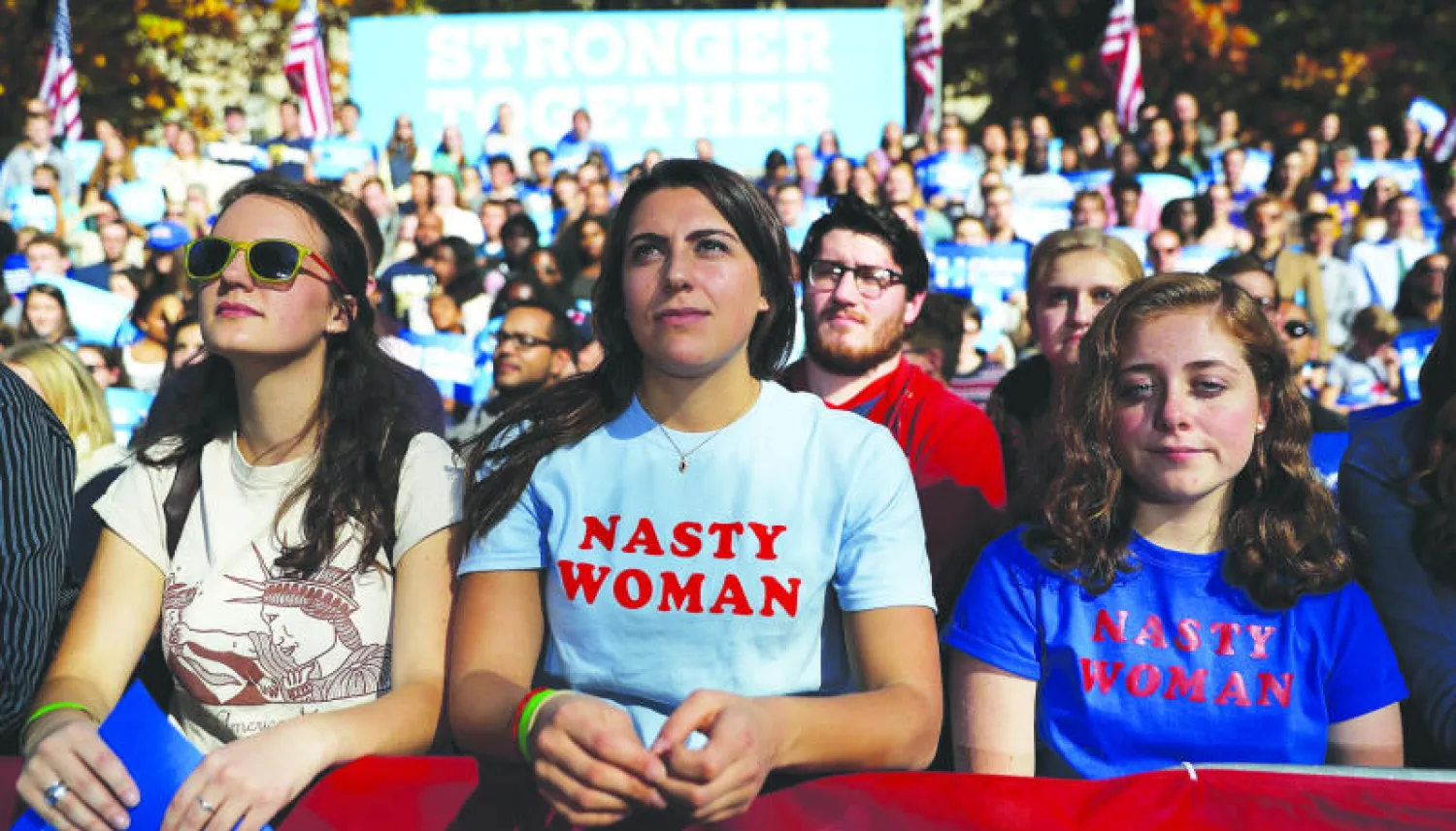 ناخبات أميركيات في تجمع انتخابي ديمقراطي ببنسيلفانيا أمس (أ.ف.ب)