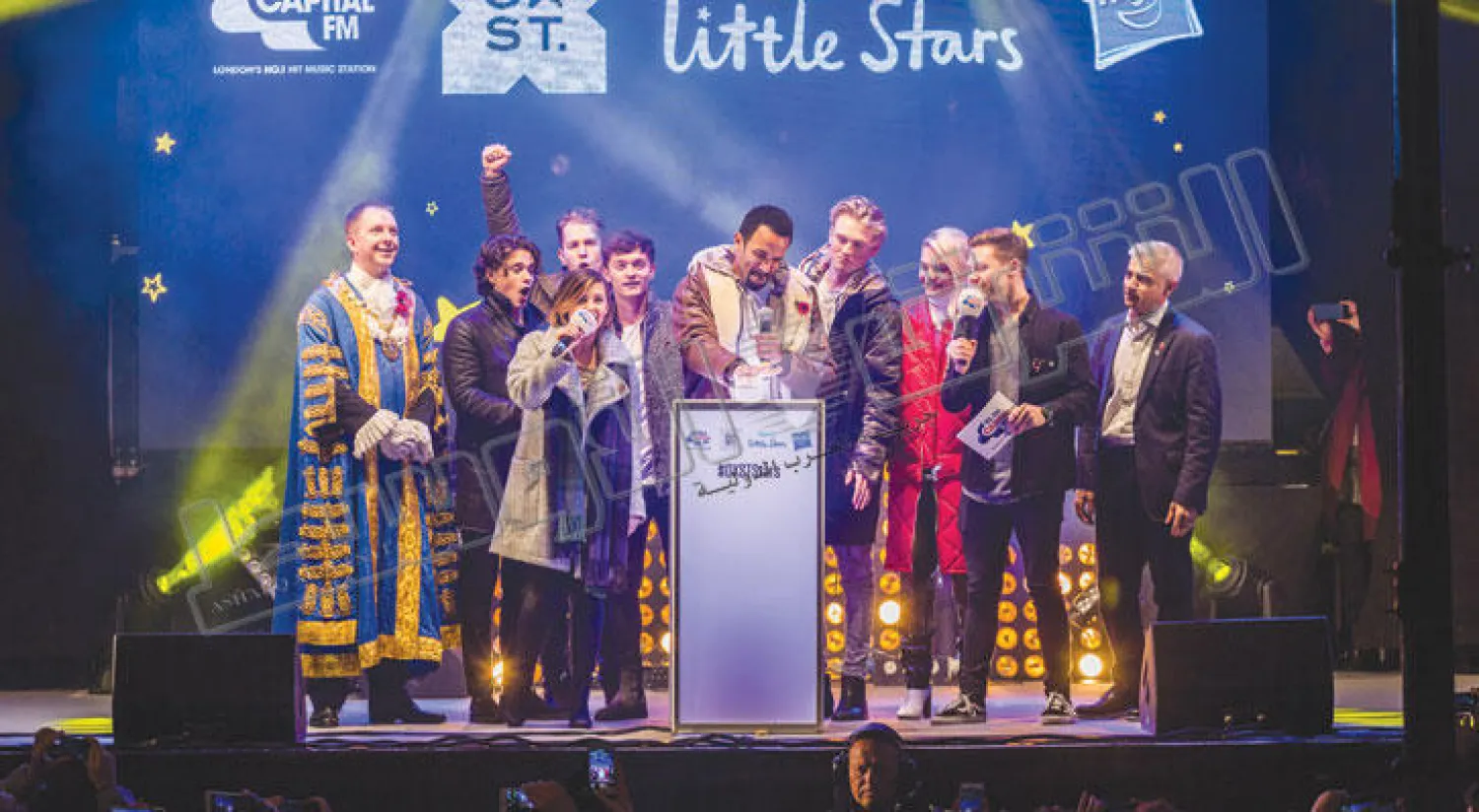 المغني كريغ ديفيد يضغط الزر معلنا بدء موسم الأعياد بحضور عمدة لندن صديق خان (تصوير: جيمس حنا)