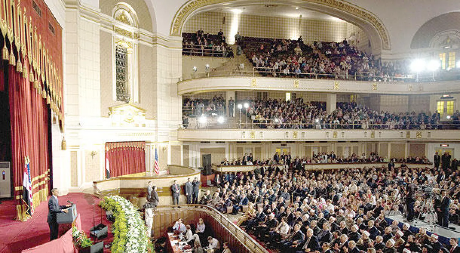 أوباما يوجه خطابه التاريخي إلى العالم الإسلامي من جامعة القاهرة في 4 يونيو 2009 بعد أشهر قليلة من بدء فترته الرئاسية الأولى، ودعا خلاله إلى بدء «مرحلة جديدة خالية من الارتياب والشقاق» بين الجانبين (غيتي)