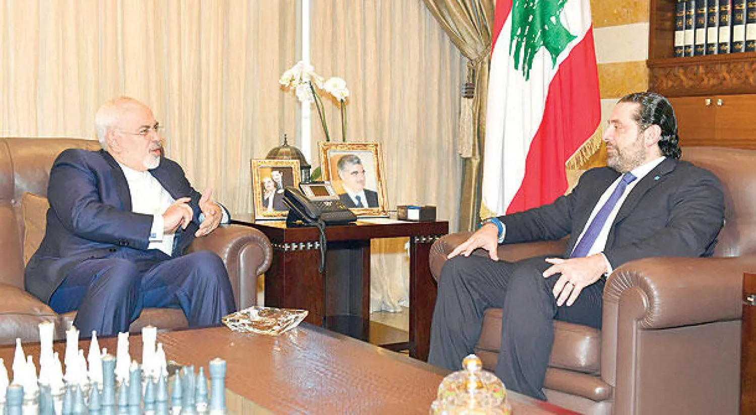 الحريري خلال لقائه ظريف أمس (إ.ب.أ)
