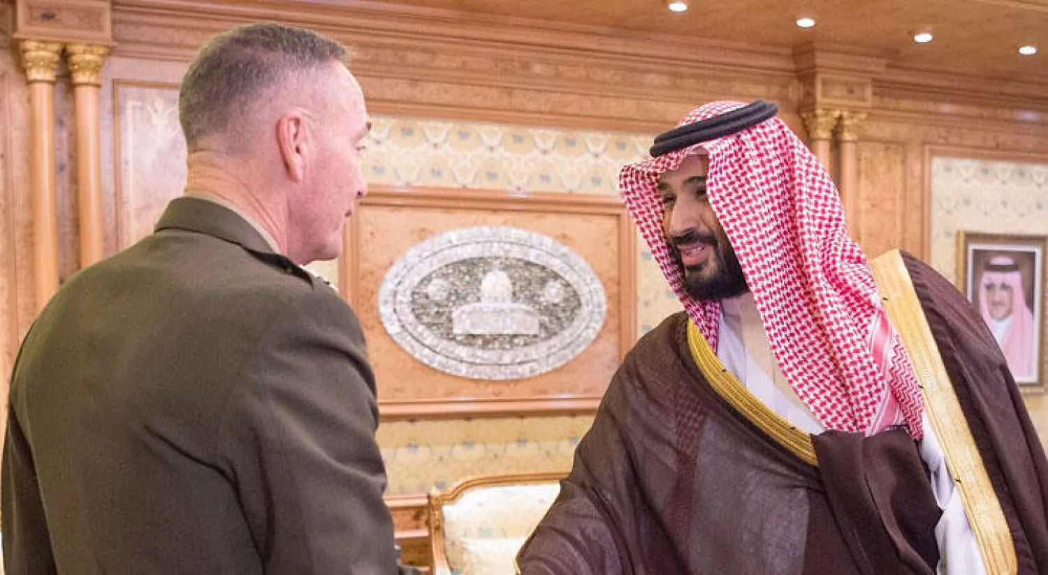 محمد بن سلمان يقلد رئيس هيئة الأركان الأميركية وسام الملك عبدالعزيز