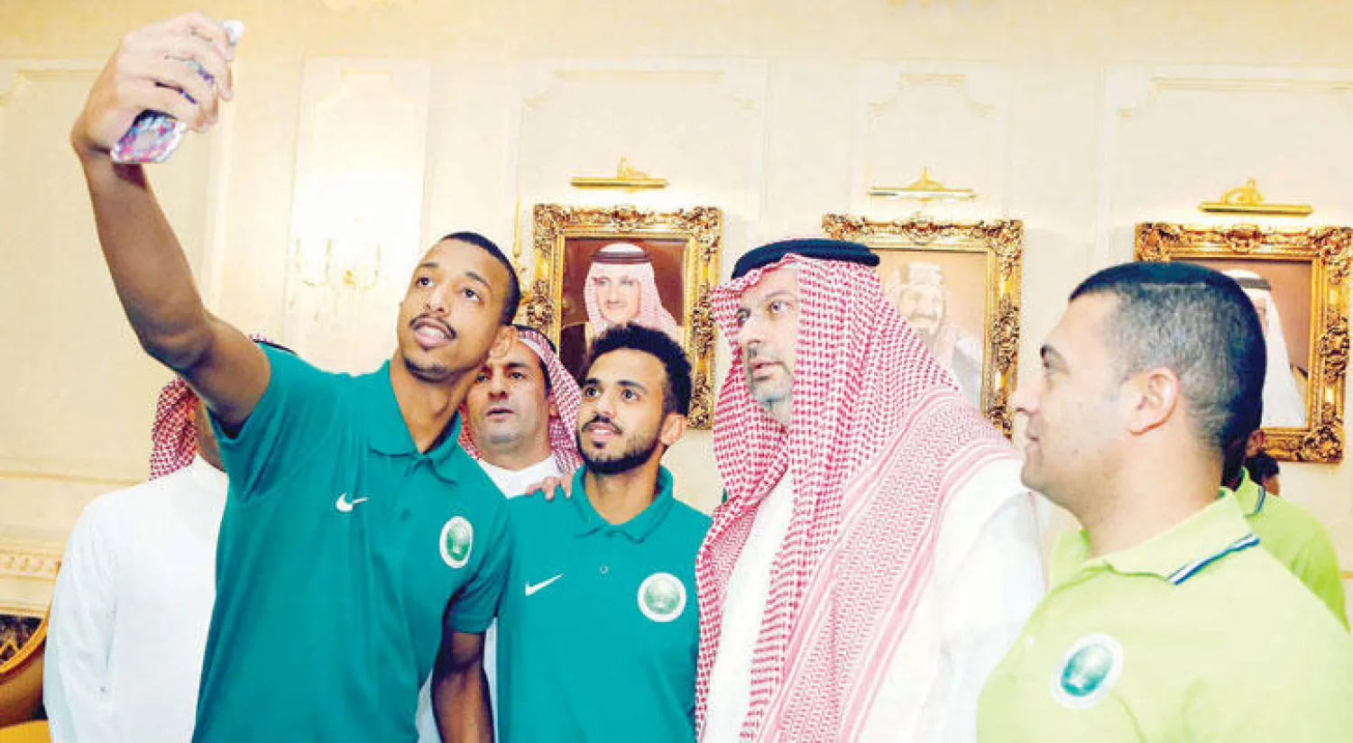 لاعبو المنتخب السعودي للشباب يلتقطون «سيلفي» مع الأمير عبد الله بن مساعد لدى استقباله لهم أمس («الشرق الأوسط»)