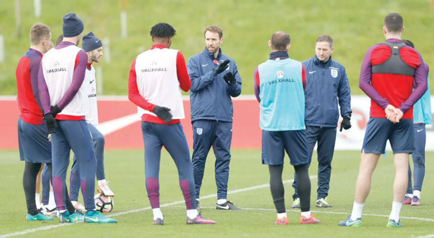 ساوثغيت مدرب إنجلترا يحفز لاعبيه خلال التدريبات تأهبًا لمواجهة اسكوتلندا الجمعة المقبل (رويترز)