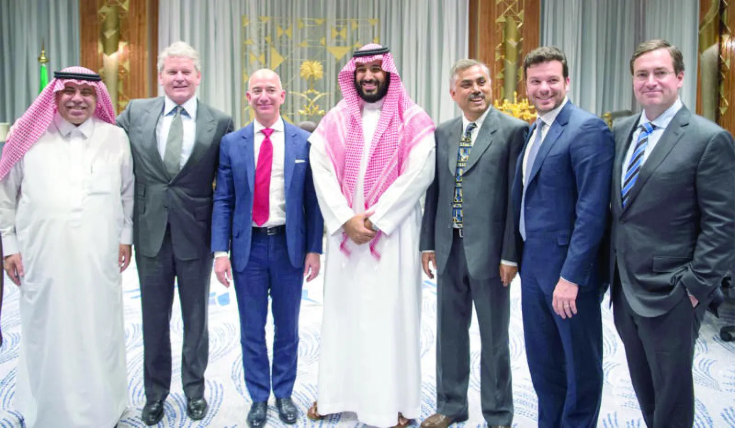 صورة تذكارية تجمع الأمير محمد بن سلمان ولي ولي العهد مع المؤسس والرئيس التنفيذي لشركة «أمازون» جيف بيزوس وعدد من مسؤولي الشركة.. ويبدو الوزير ماجد القصبي (واس)