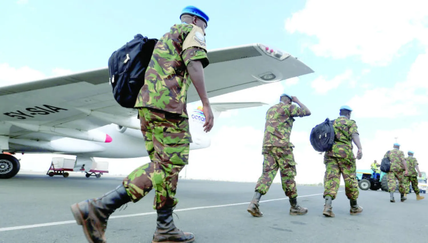 جنود كينيون من قوات حفظ السلام في جنوب السودان لدى وصولهم الى مطار جومو كينياتا الدولي في العاصمة نيروبي بعد انسحابهم من مهمتهم أمس (رويترز)