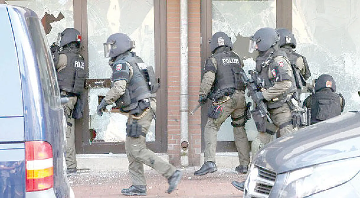 مداهمات الشرطة الألمانية في ولايتي سكسونيا السفلى والراين الشمالي فيستفاليا أدت إلى اعتقال 5 أشخاص بتهمة التطرف أمس (د.ب.أ)